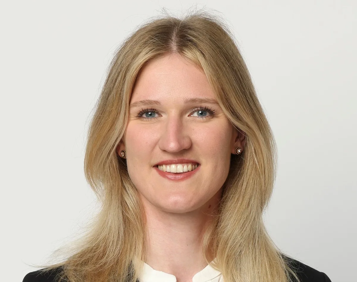 Eine Person lächelt.